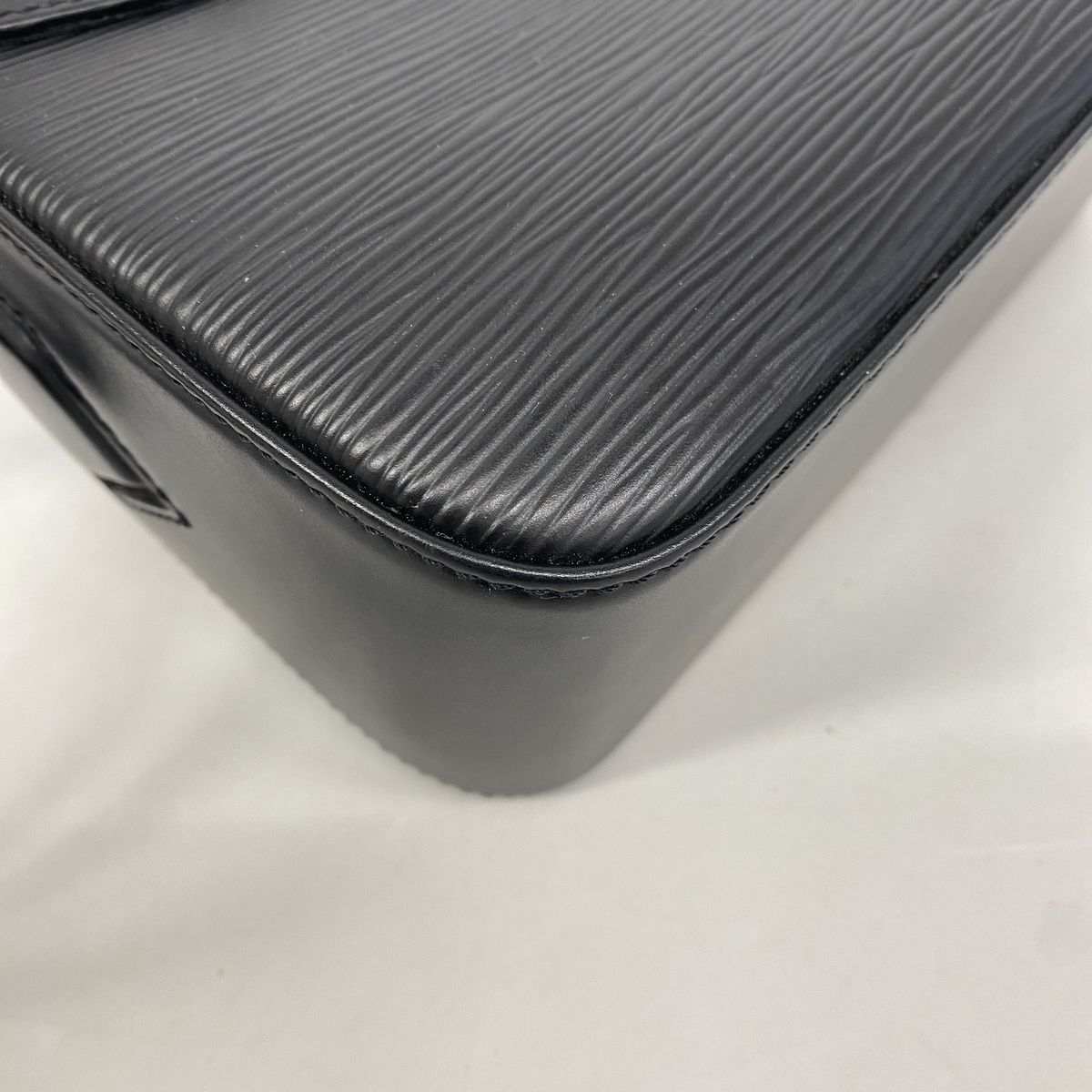 Louis Vuitton Shoulder Bag Epi Buci Noir — view 7