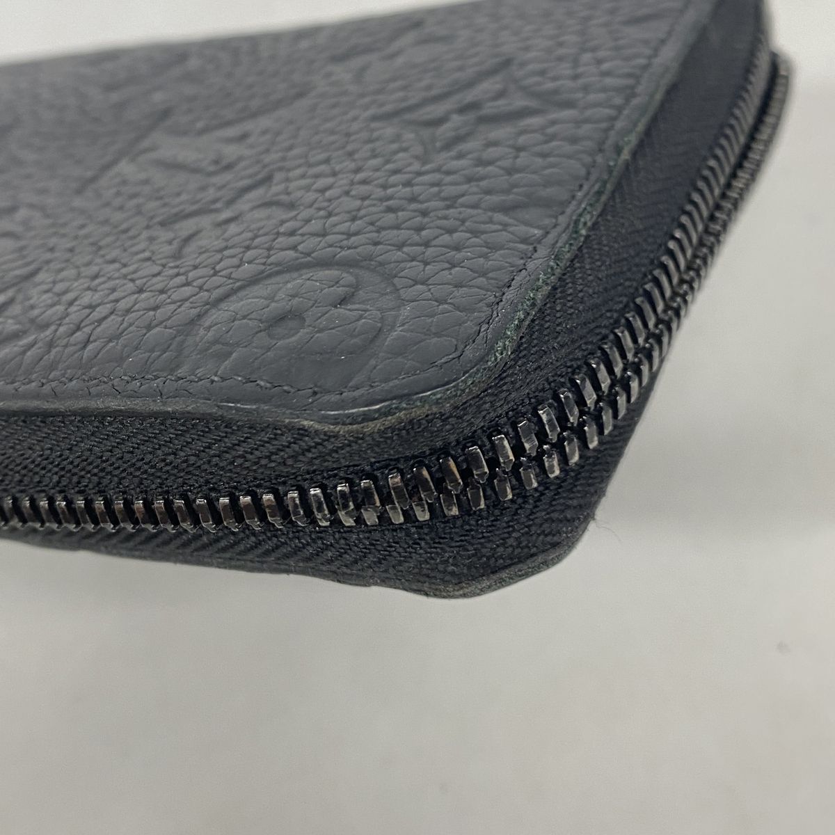 Louis Vuitton Wallet Monogram Taurillon Zippy Vertical Noir — view 5