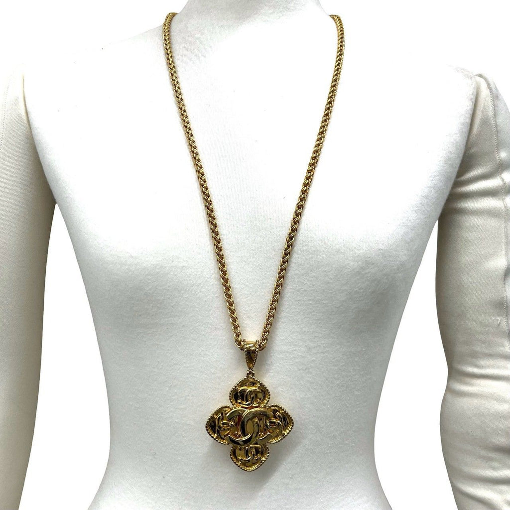 Chanel 96A Vintage CC Logo Motif Pendant Gold — view 2