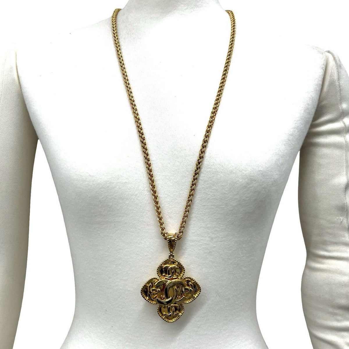 Chanel 96A Vintage CC Logo Motif Pendant Gold — view 2