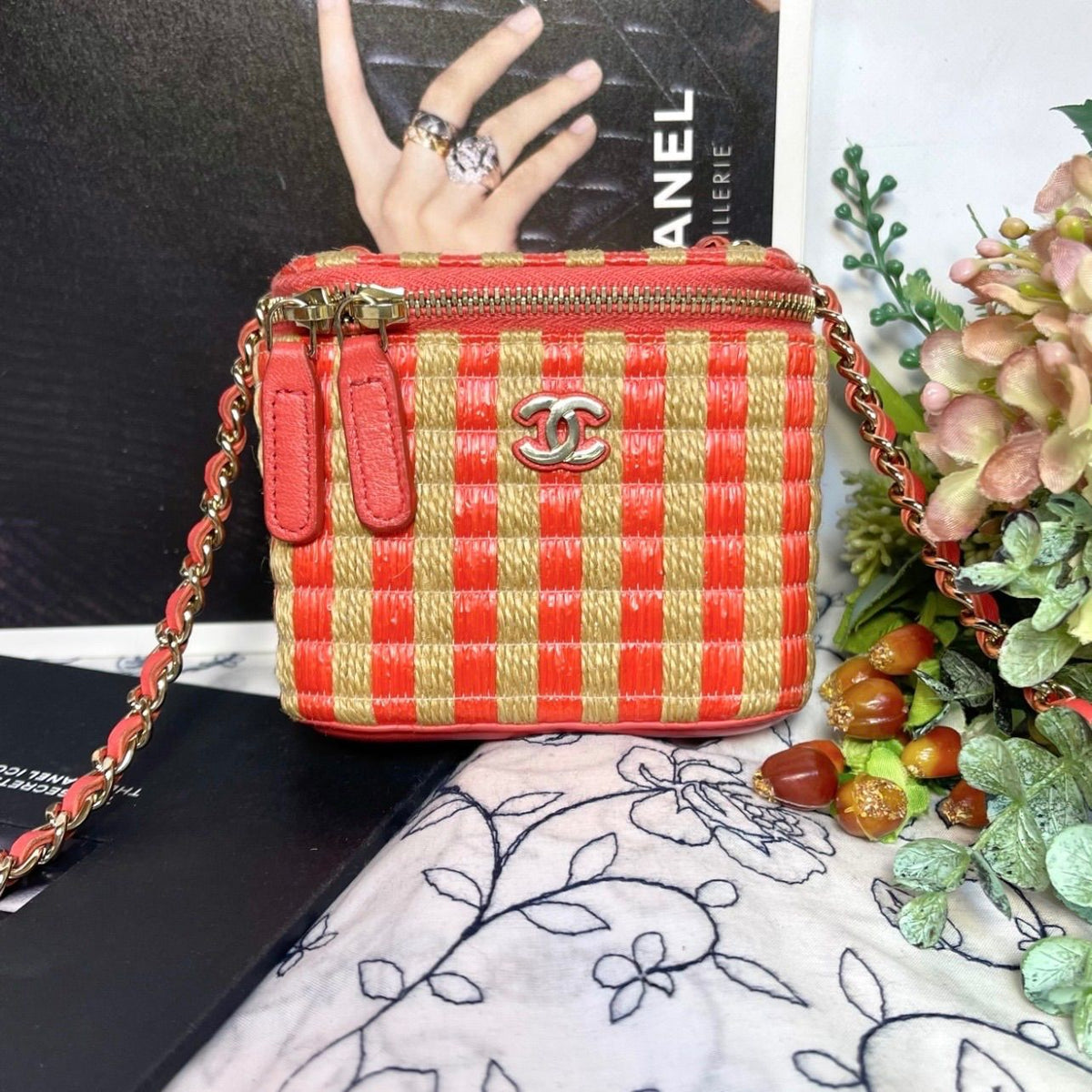 Chanel Chain Shoulder Bag Vanity Basket Bicolor — view 2
