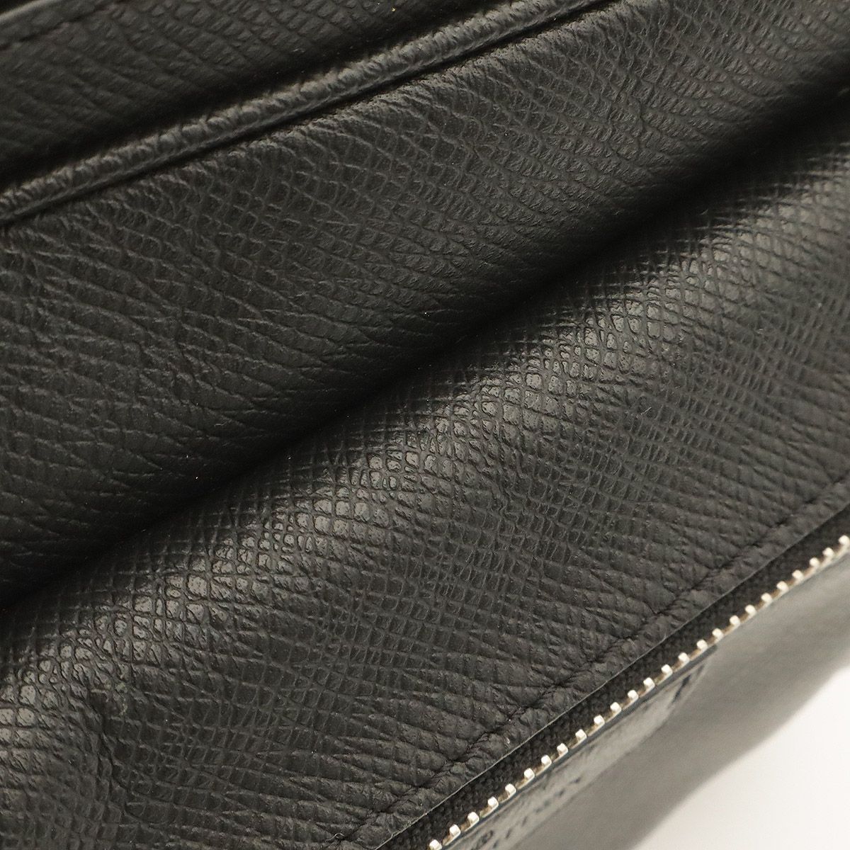Louis Vuitton Taiga Bum Bag Outdoor Waist Pouch Noir Black — view 4