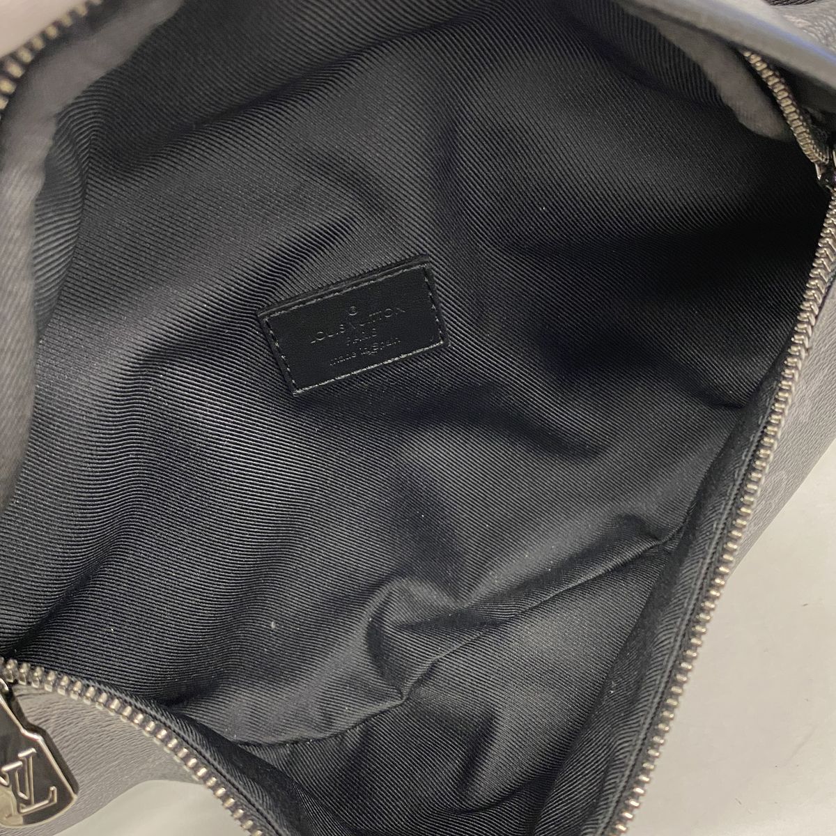 Louis Vuitton Belt Bag Monogram Eclipse Discovery PM Black — view 4
