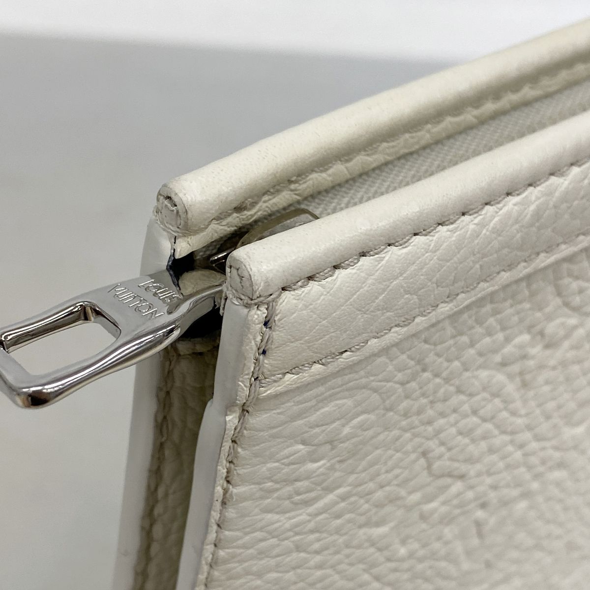 Louis Vuitton Clutch Monogram Psychedelic LV YK Pochette Voyage White Blue — view 7