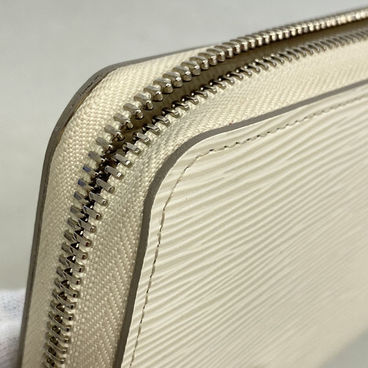 Louis Vuitton Wallet Epi Zippy Ivoire — view 6