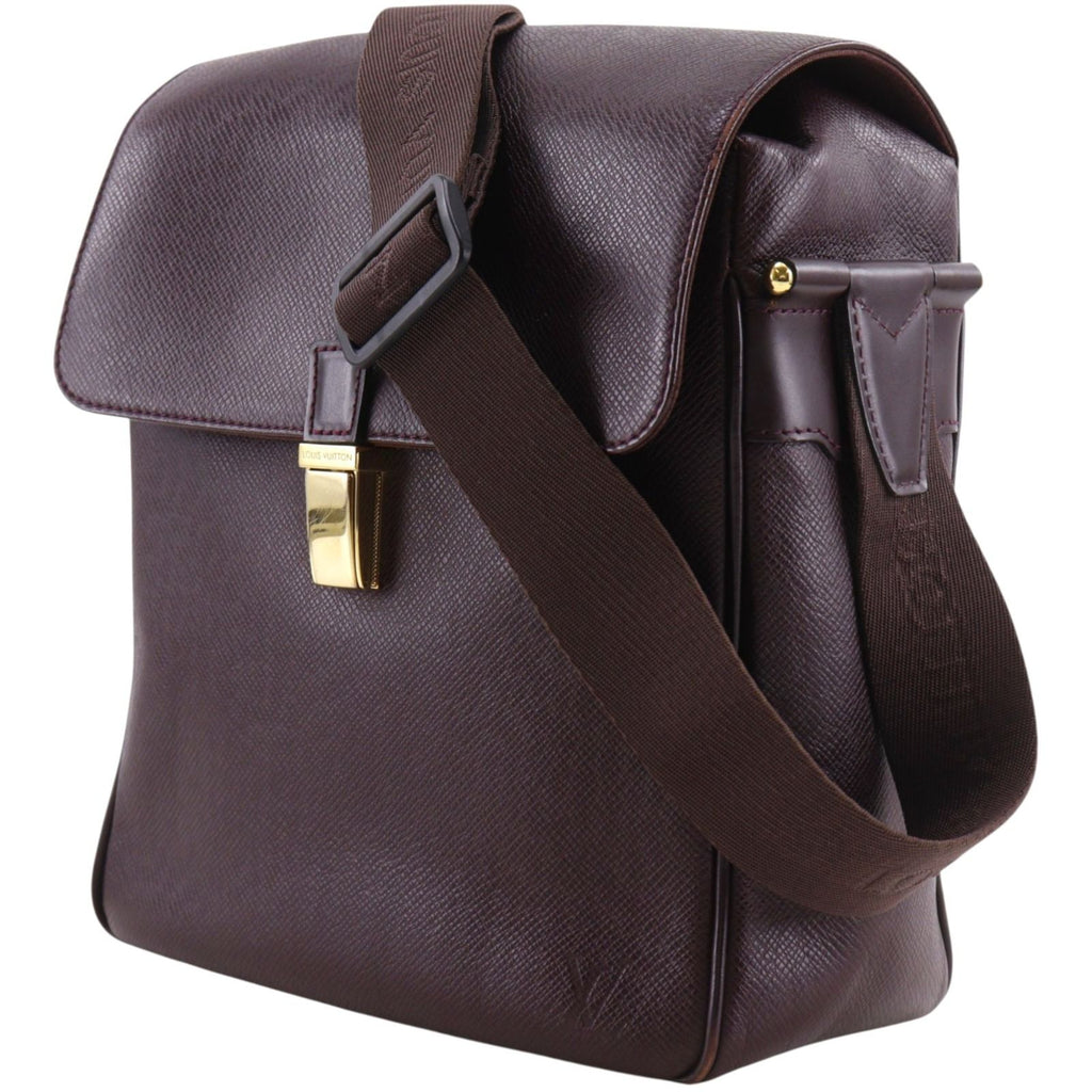 Louis Vuitton Yaranga Taiga Acajou Wine Red Shoulder Bag — view 2