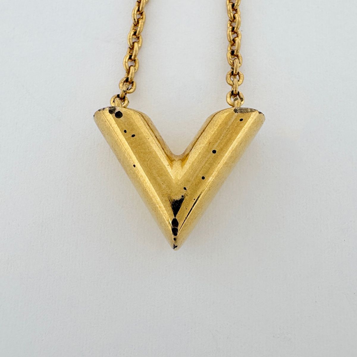 Louis Vuitton Essential V Necklace Gold Plated — view 2