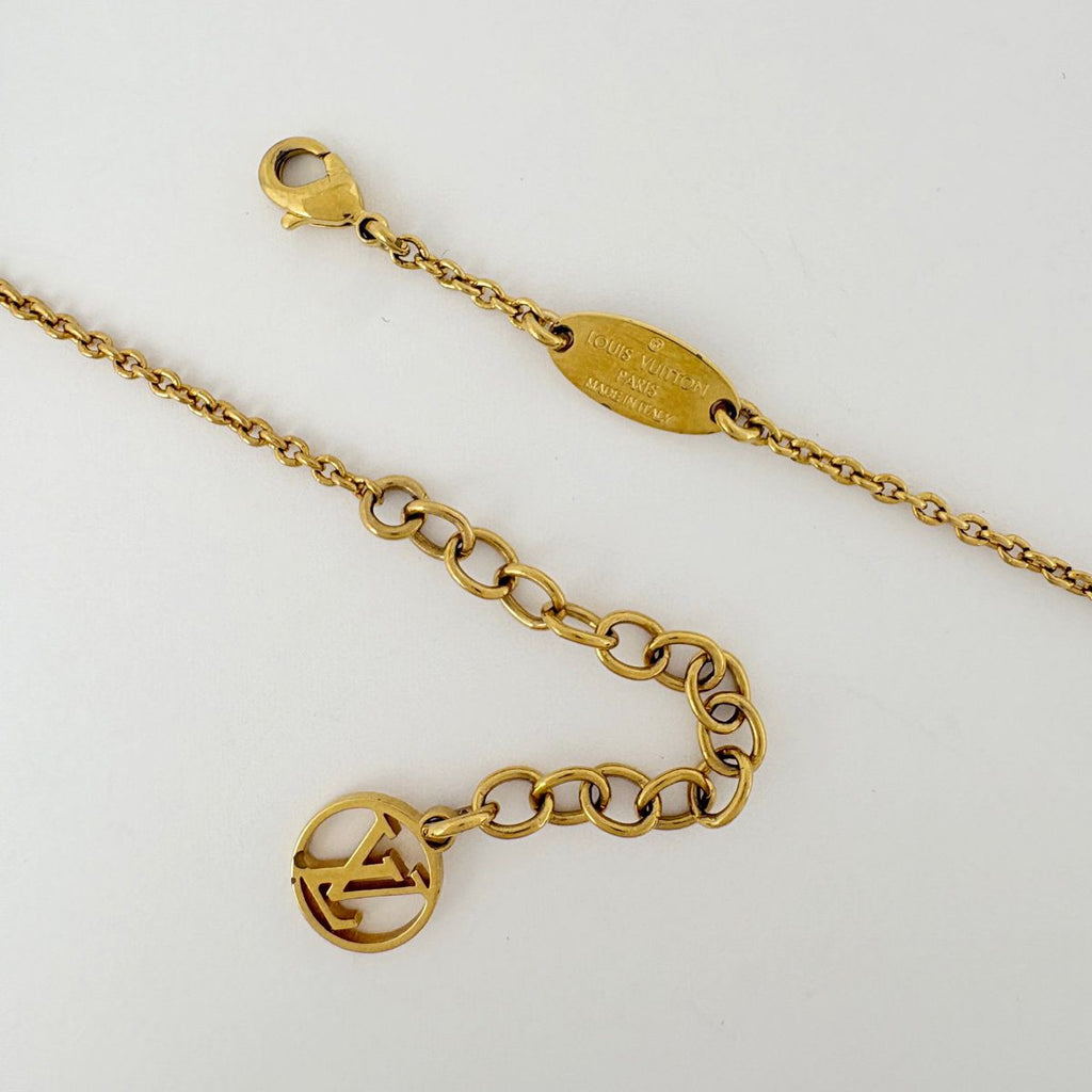 Louis Vuitton Essential V Necklace Gold Plated — view 3