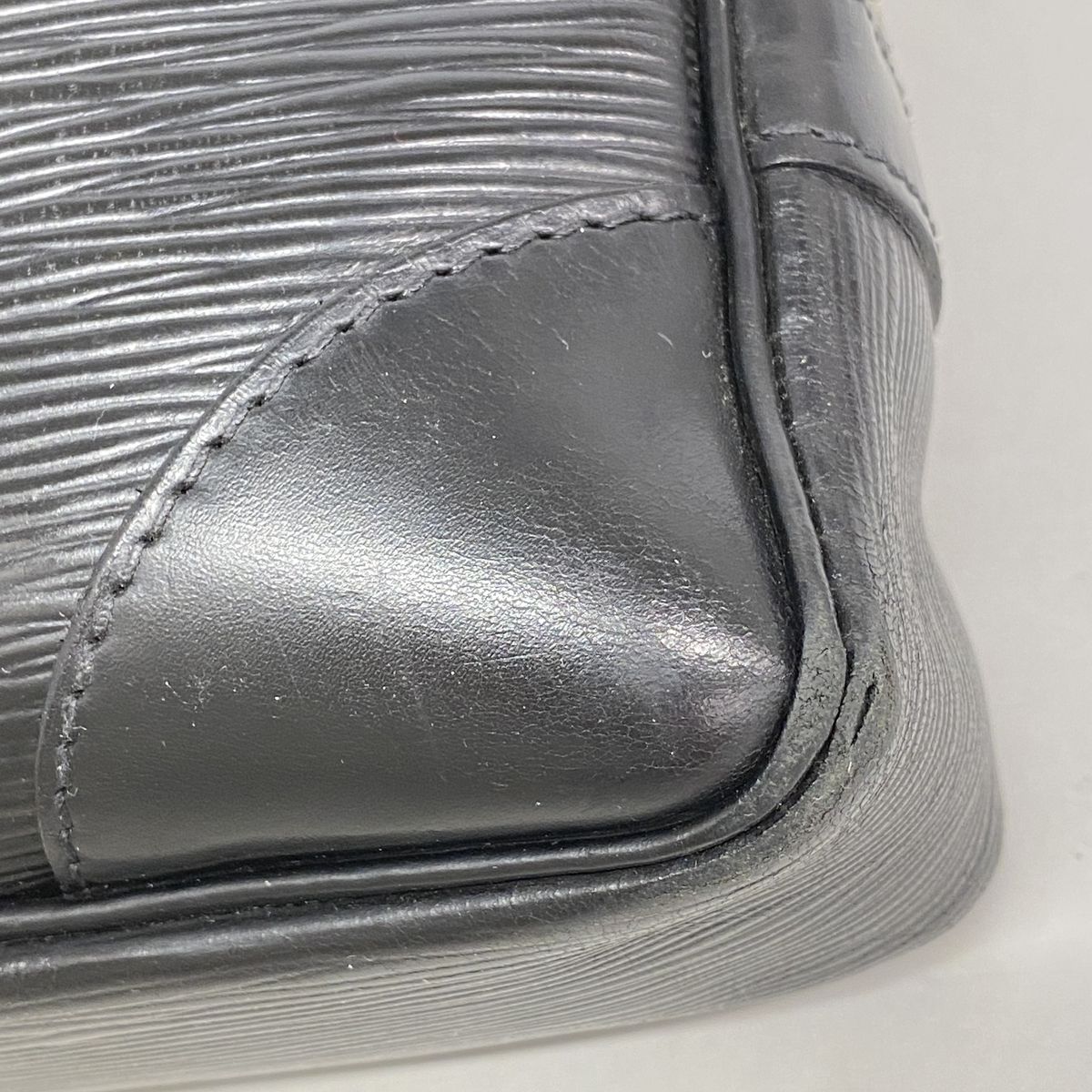 Louis Vuitton Business Bag Epi Vivienne MM Noir — view 6