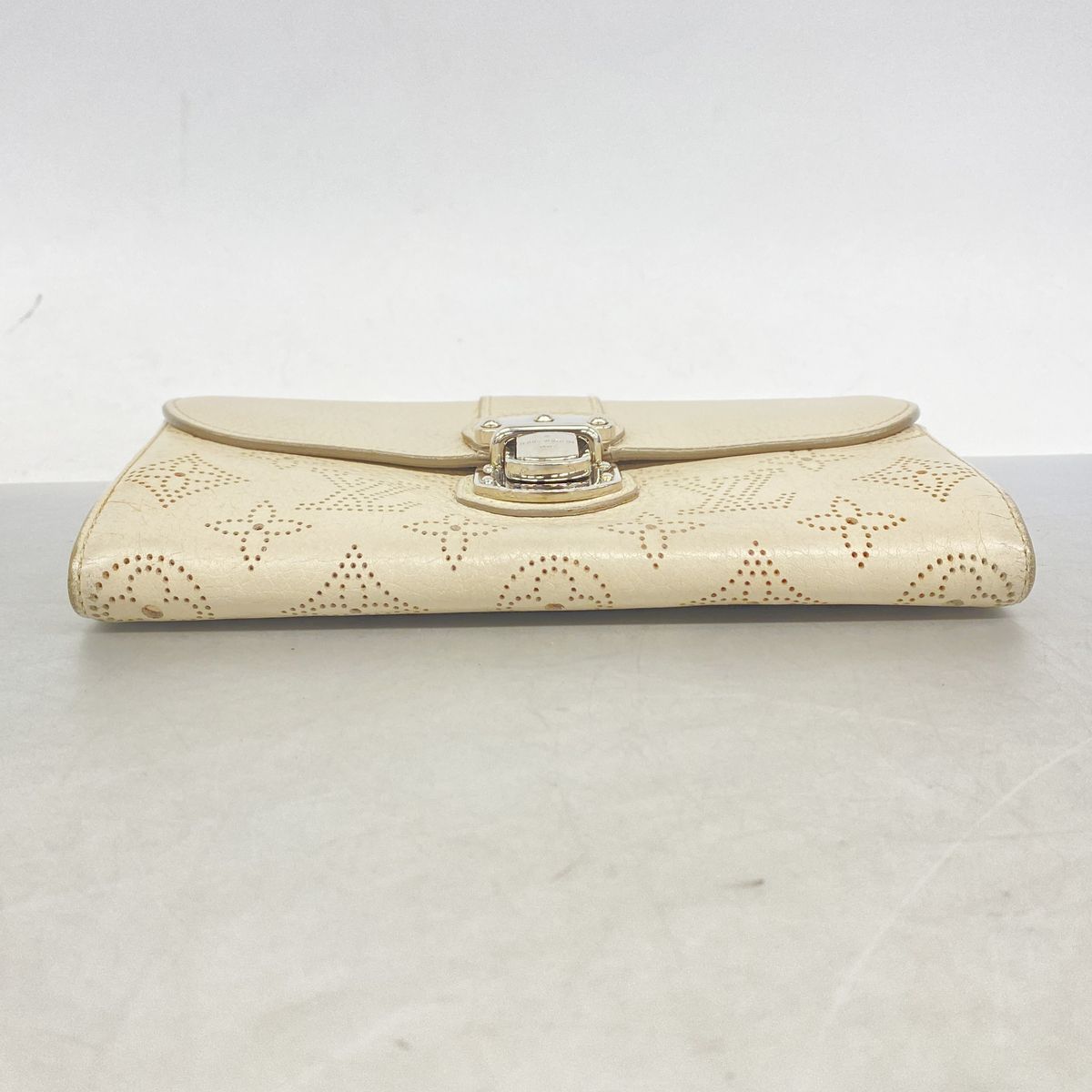 Louis Vuitton Wallet Mahina Portefeuille Iris Sable — view 2