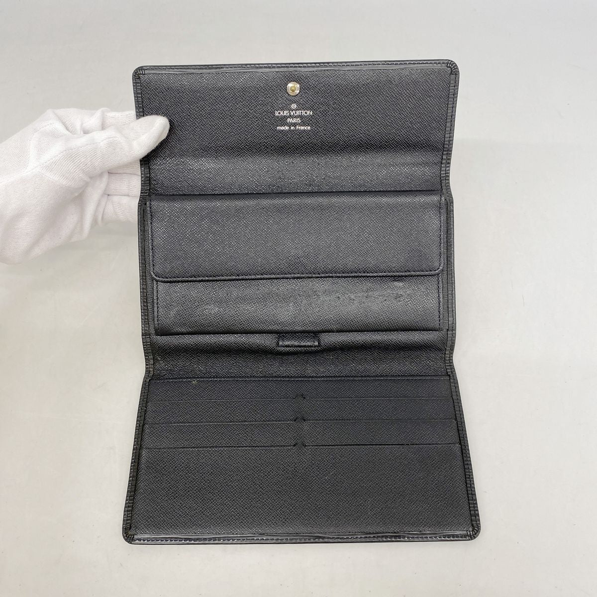 Louis Vuitton Trifold Wallet Epi Porte Tresor International Noir — view 3