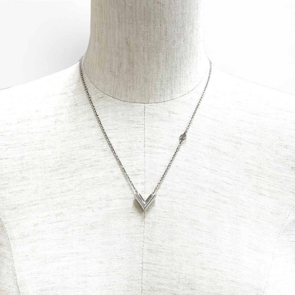 Louis Vuitton Necklace Essential V Circle Logo Motif Chain — view 3