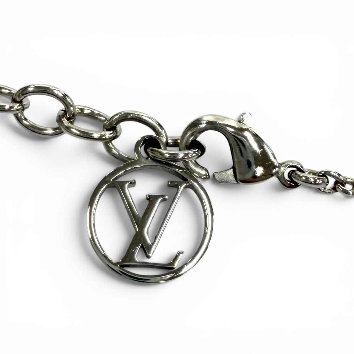 Louis Vuitton Necklace Essential V Circle Logo Motif Chain — view 8