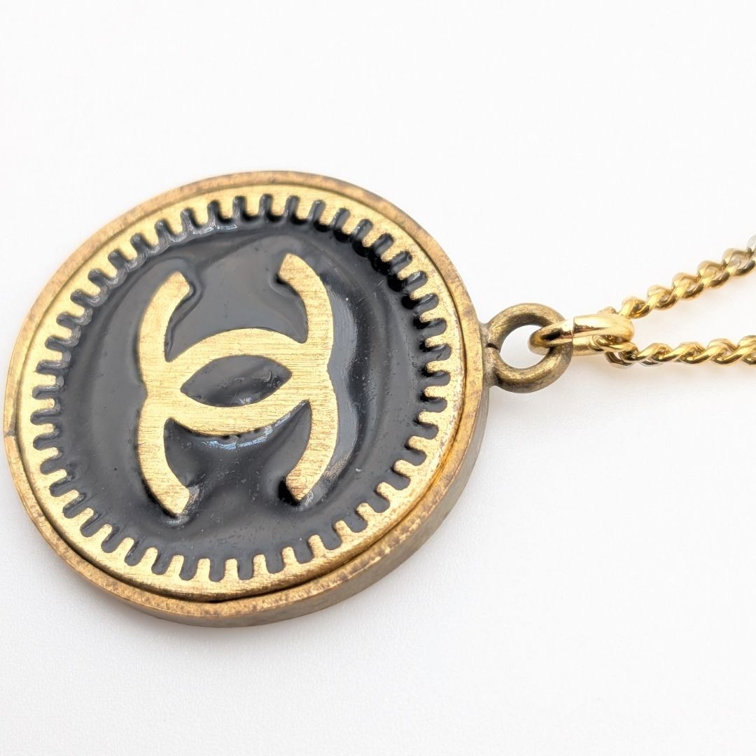 Chanel CC Logo Gold Black Pendant Round Coin Vintage 01P — view 2
