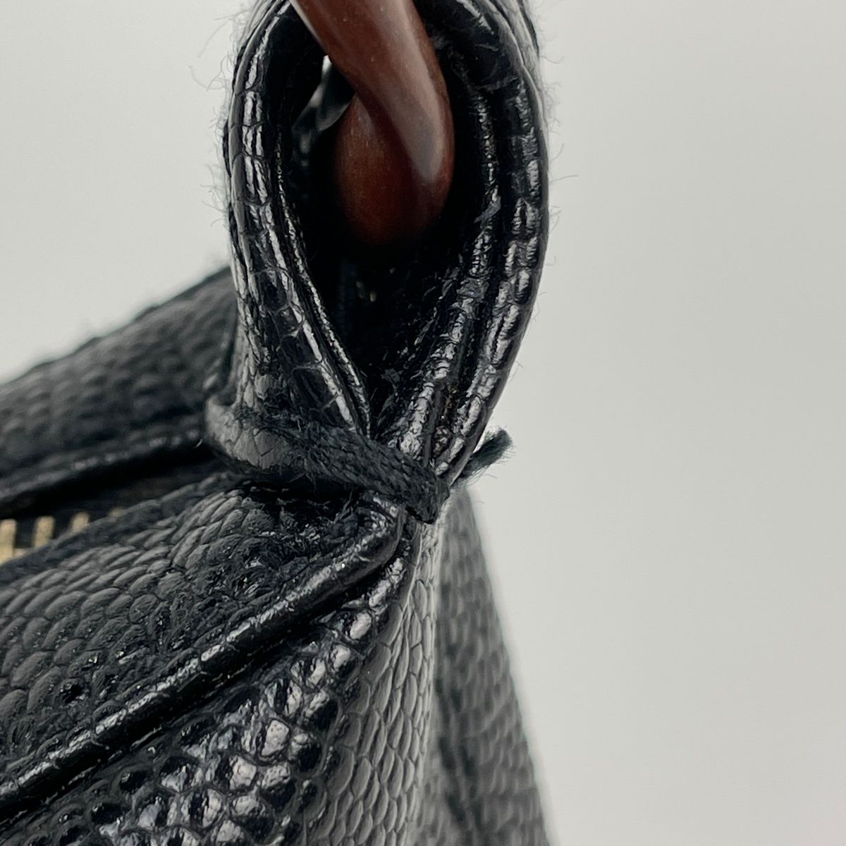 Chanel Shoulder Bag CC Logo Wood Chain Caviar Leather Black — view 4