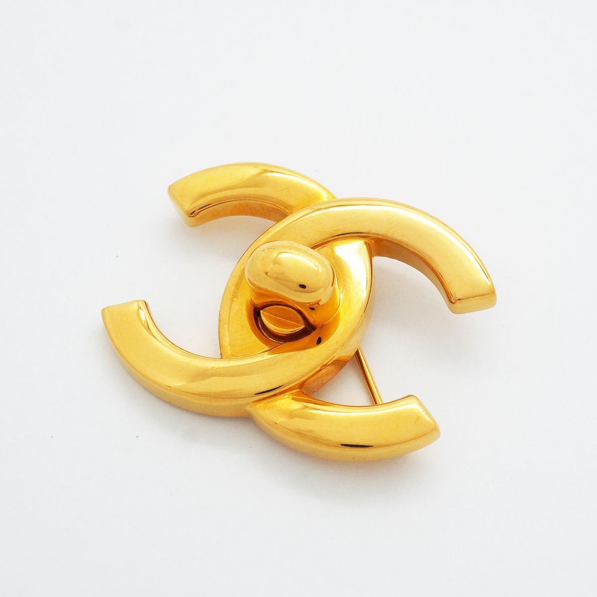 Chanel Brooch Vintage CC Logo Turnlock Gold Plated — view 2