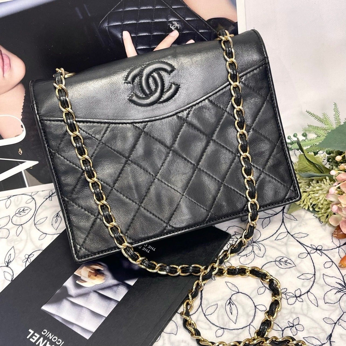 Chanel Vintage Quilted CC Logo Bag Black — view 2