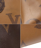 Louis Vuitton 2-Way Shoulder Bag On The Go MM Monogram Giant Rivers — view 7