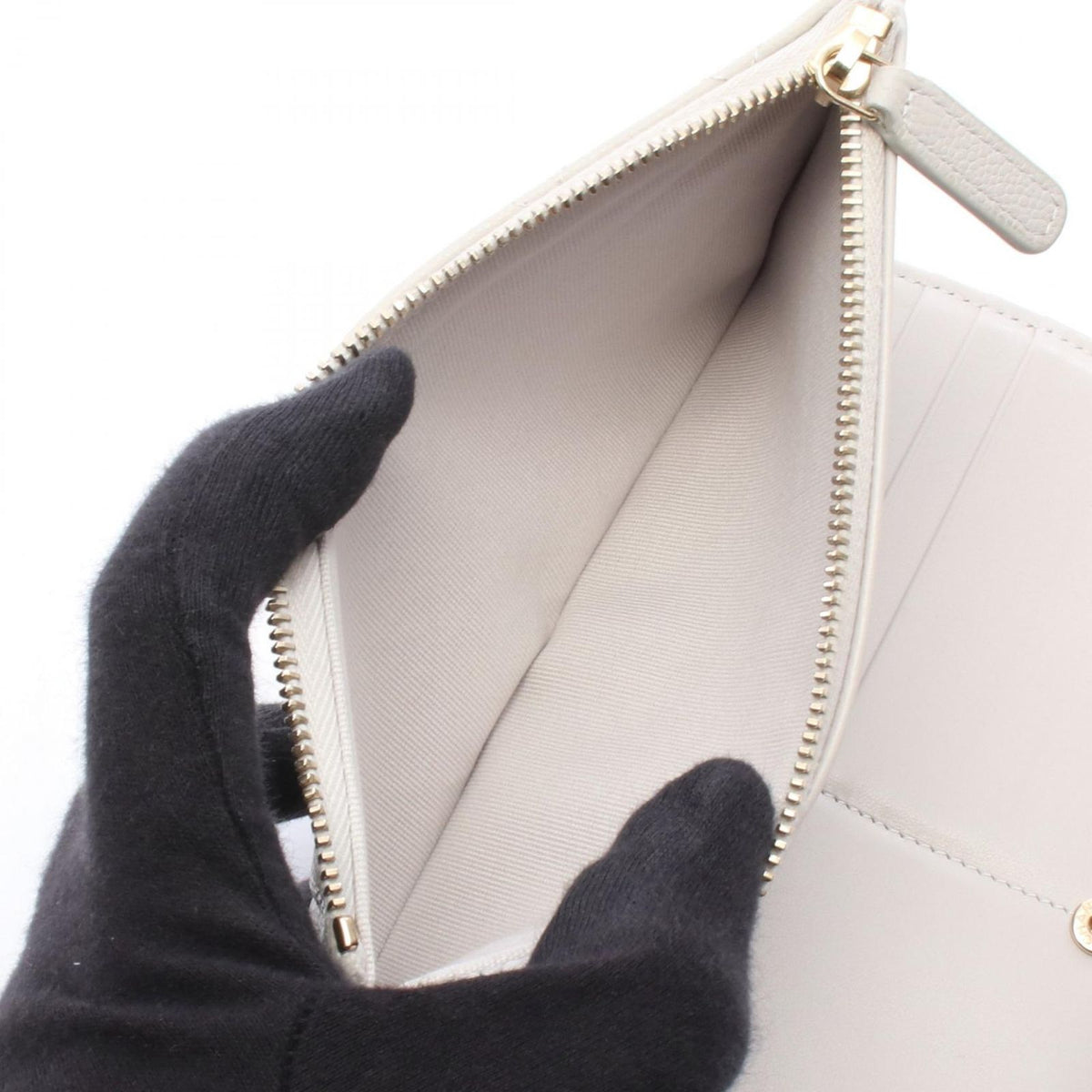 Chanel Bifold Wallet Quilted White Caviar Leather — view 4