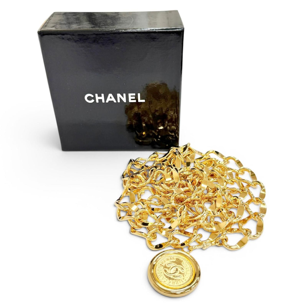 Chanel Vintage 31 Rue Cambon CC Logo Coin Motif Chain Belt Gold — view 2