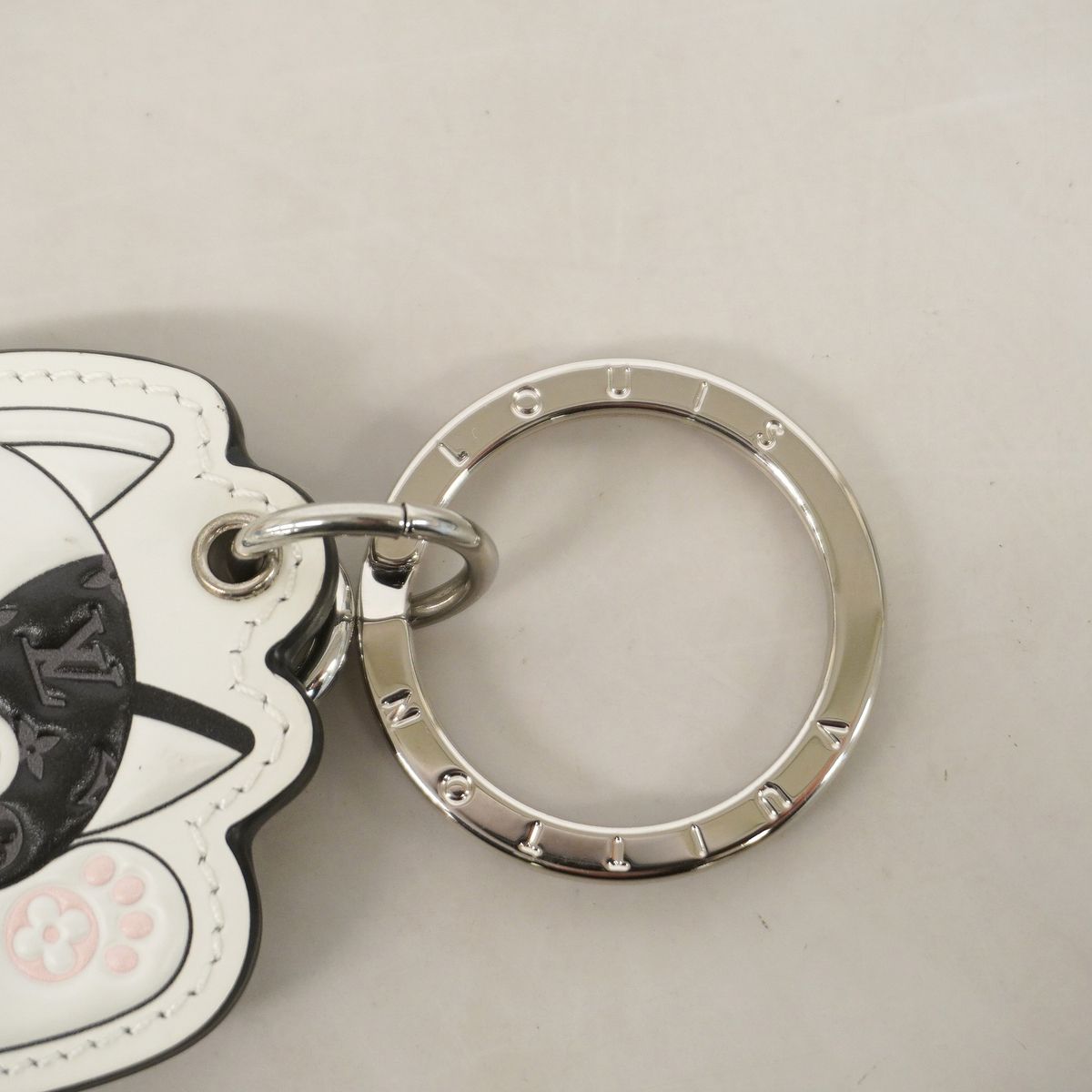 Louis Vuitton Key Holder Charm Monogram LV Cat White Black — view 7