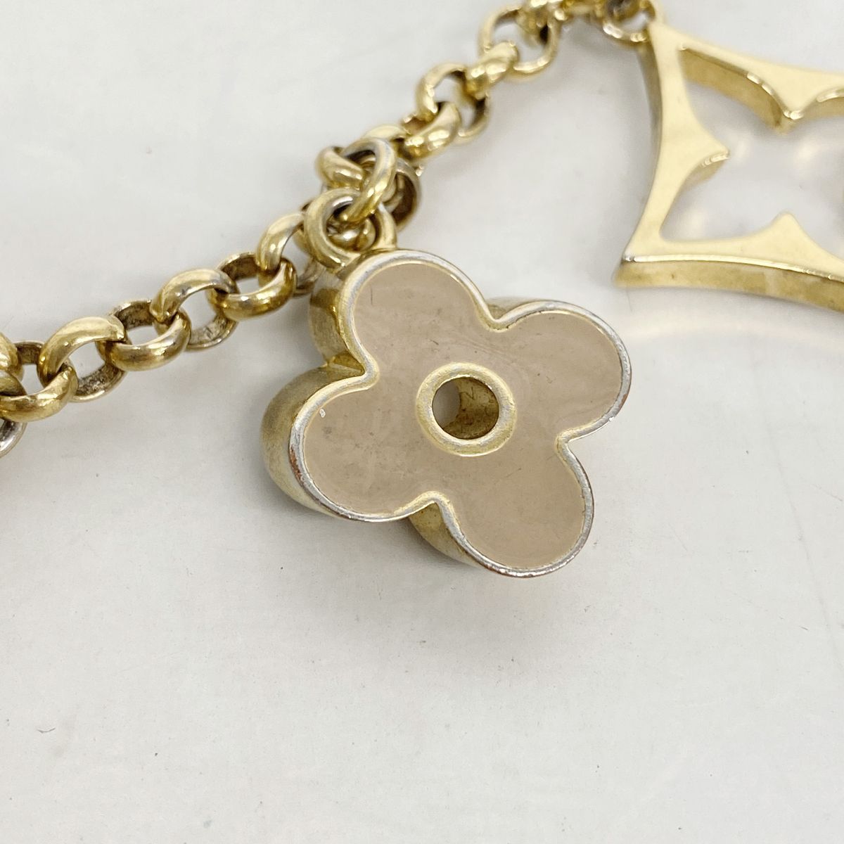 Louis Vuitton Key Holder Charm Chain Fleur de Monogram Gold Beige — view 5