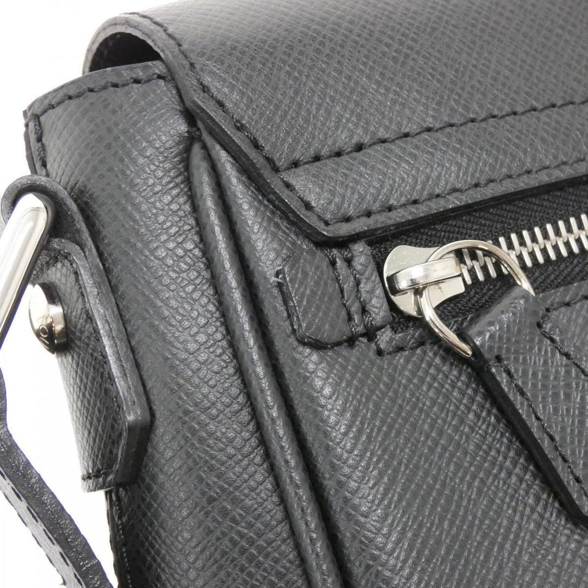 Louis Vuitton Vintage Taiga Luca Shoulder Bag — view 5