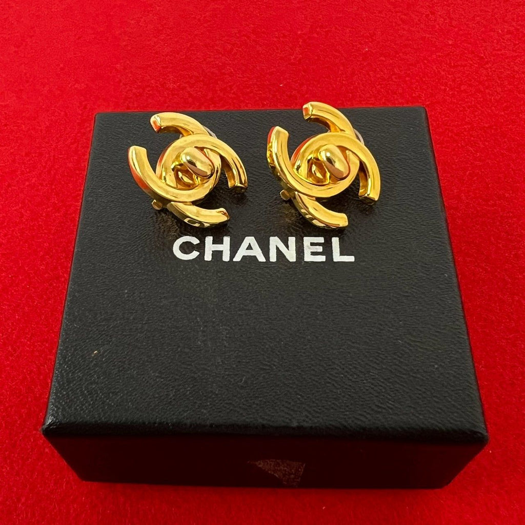 Chanel With Rice 97P Vintage CC Logo Earrings Ear Cuff Gold