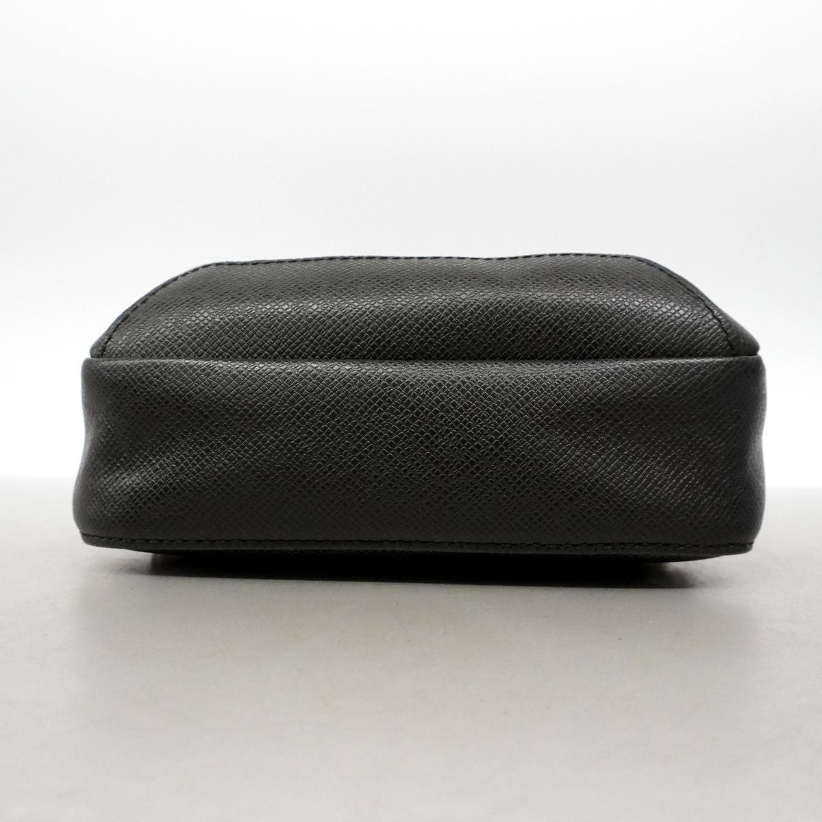 Louis Vuitton Belt Bag Taiga Avenue Noir — view 3