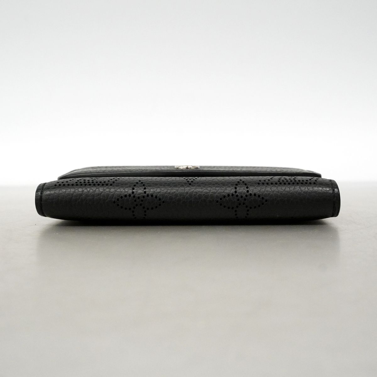 Louis Vuitton Trifold Wallet Mahina Portefeuille Victorine Noir — view 3