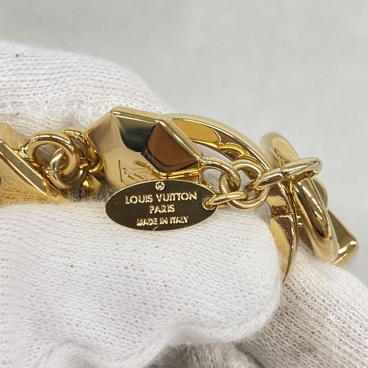 Louis Vuitton Key Holder Charm LV Facet Gold — view 2