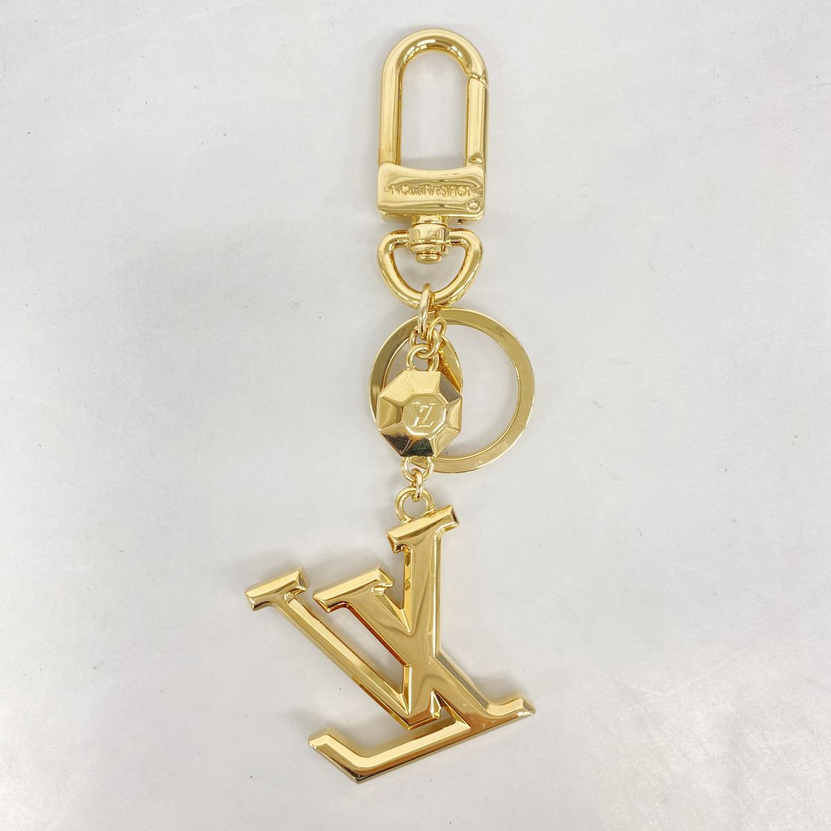 Louis Vuitton Key Holder Charm LV Facet Gold — view 4