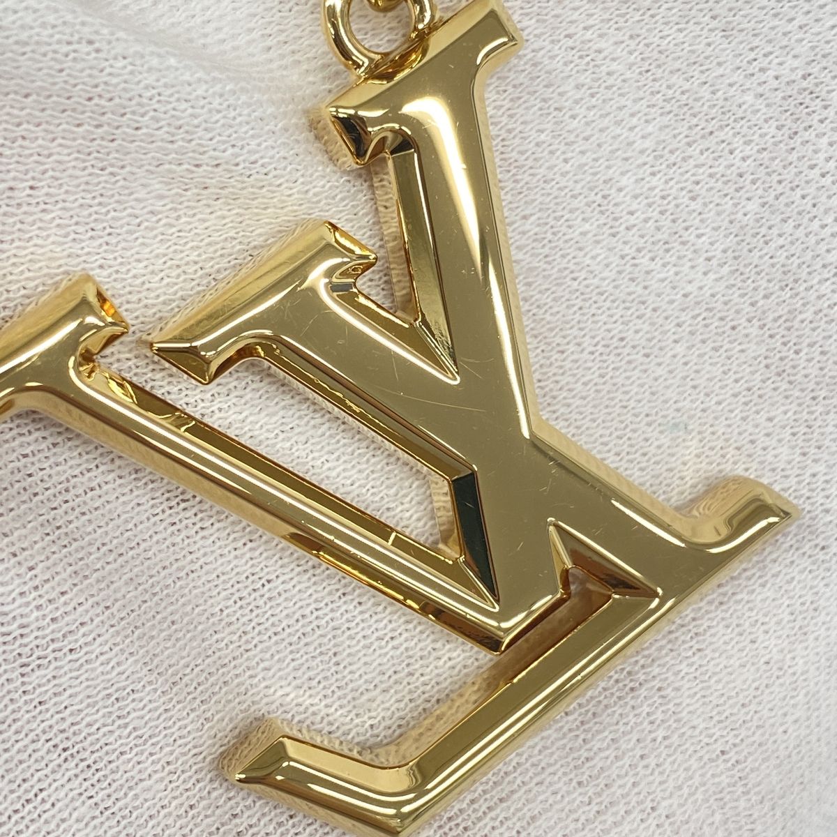 Louis Vuitton Key Holder Charm LV Facet Gold — view 3