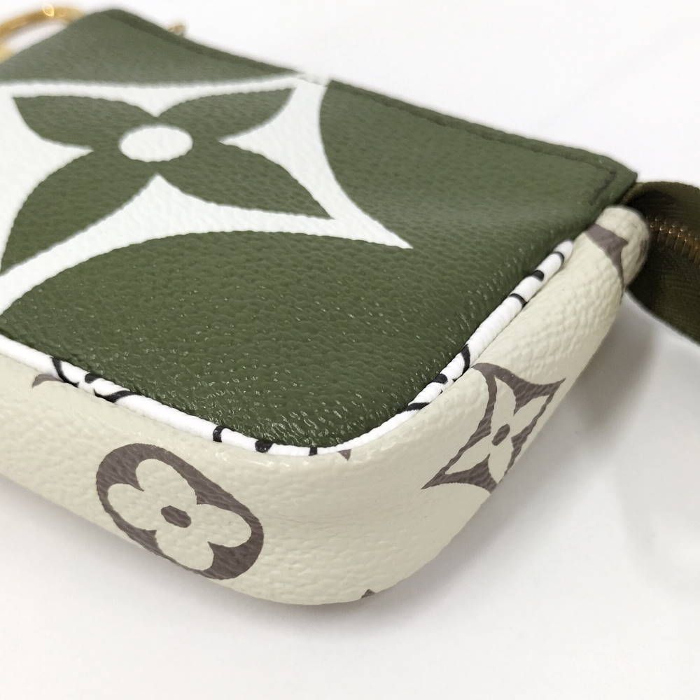 Louis Vuitton Mini Pochette Accessoires Pouch Monogram Giant — view 3