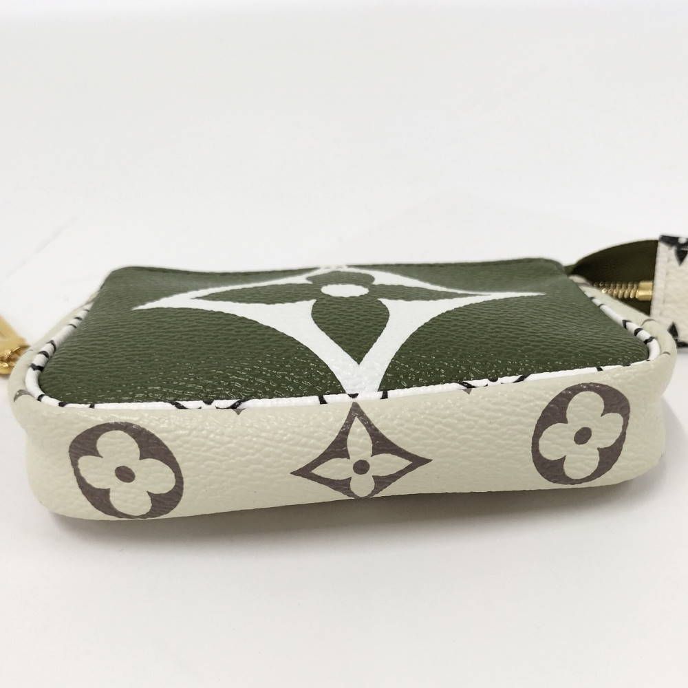 Louis Vuitton Mini Pochette Accessoires Pouch Monogram Giant — view 7