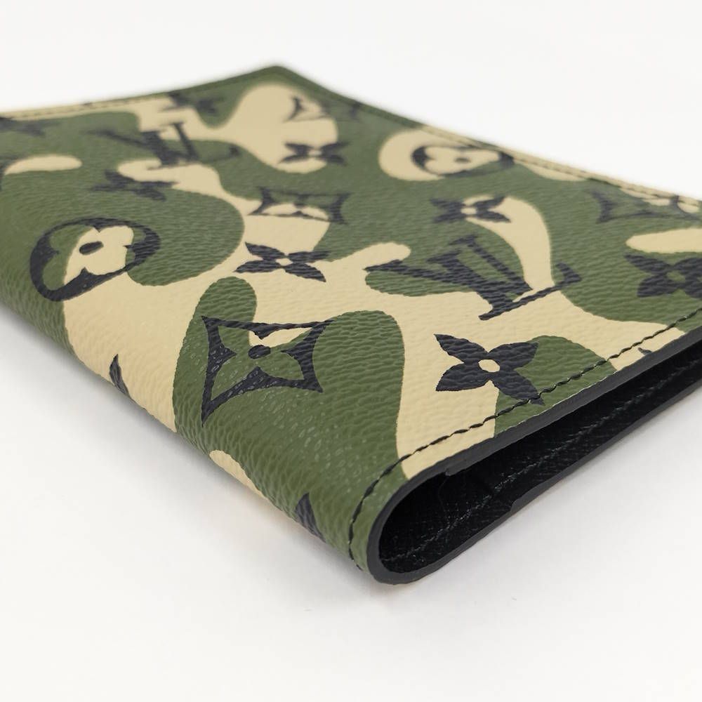 Louis Vuitton Couverture Passport Case Monogram Moflage — view 6