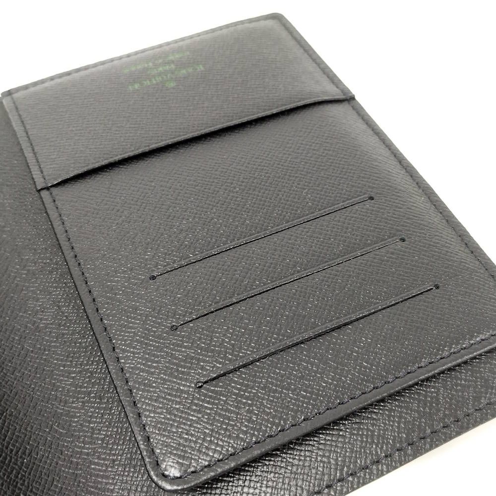 Louis Vuitton Couverture Passport Case Monogram Moflage — view 7