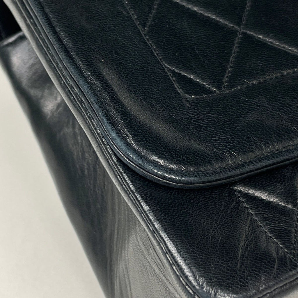 Chanel Shoulder Bag CC Logo Quilted Leather Black — view 4