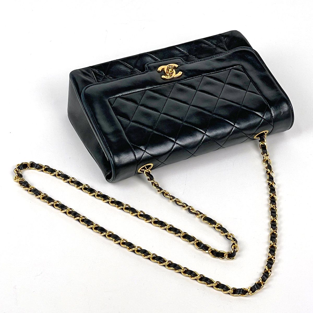 Chanel Shoulder Bag CC Logo Quilted Leather Black — view 6