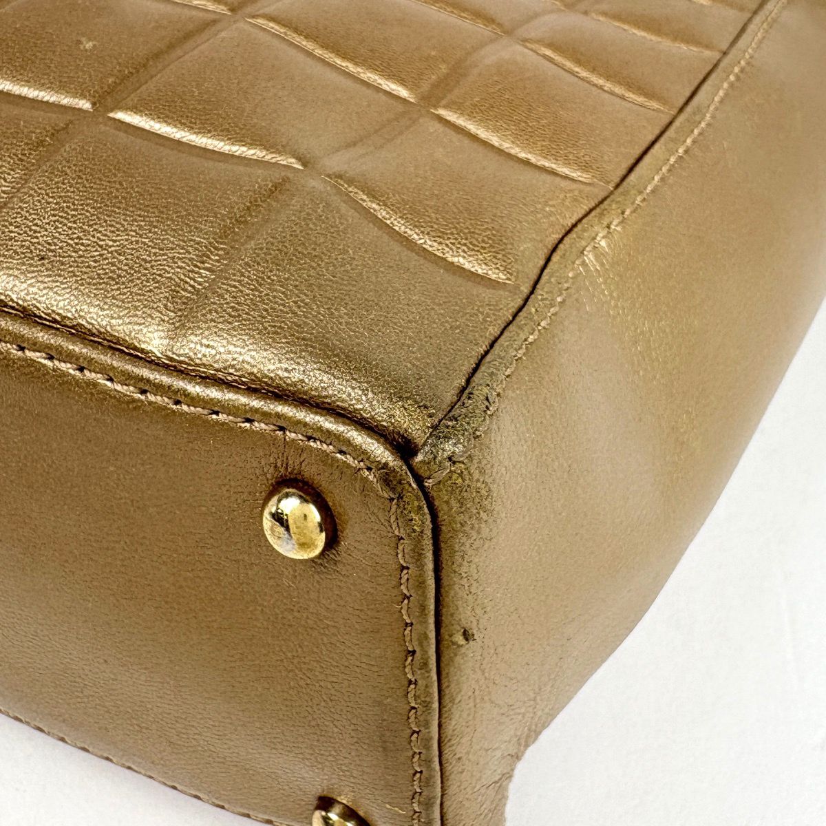 Chanel Shoulder Bag CC Logo Choco Bar Leather Gold — view 3