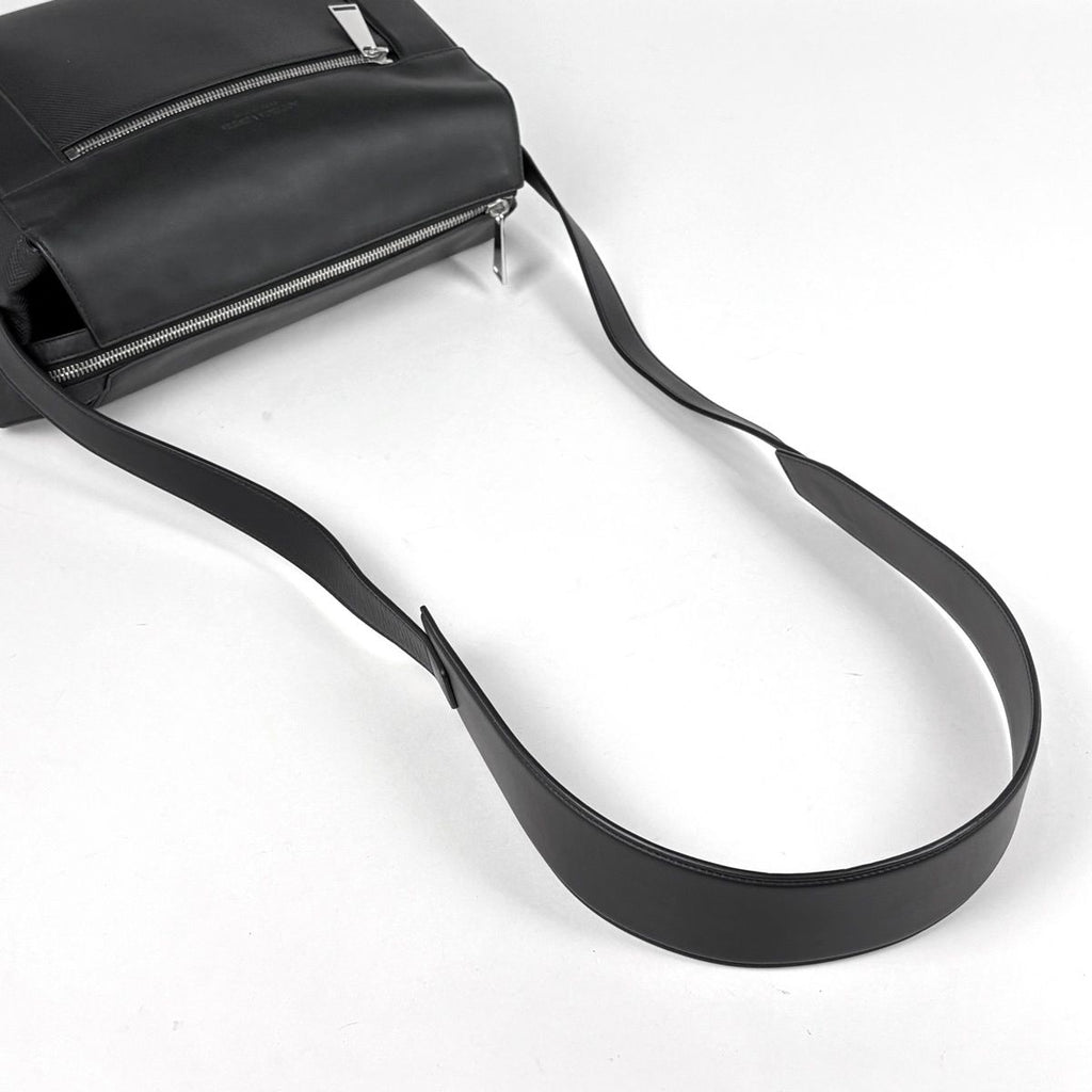Bottega Veneta Shoulder Bag Logo Leather Black — view 6