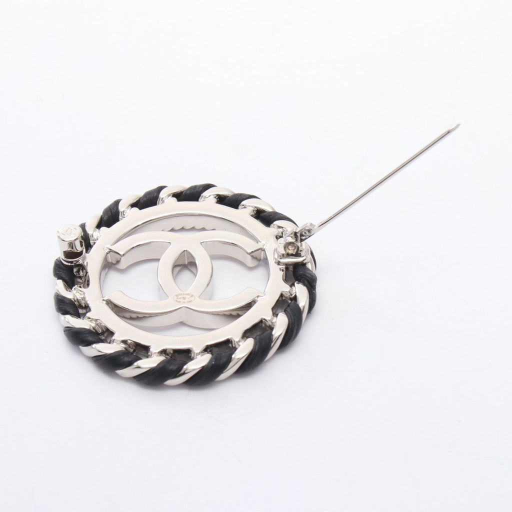 Chanel Brooch CC Logo Circle Black Leather — view 2
