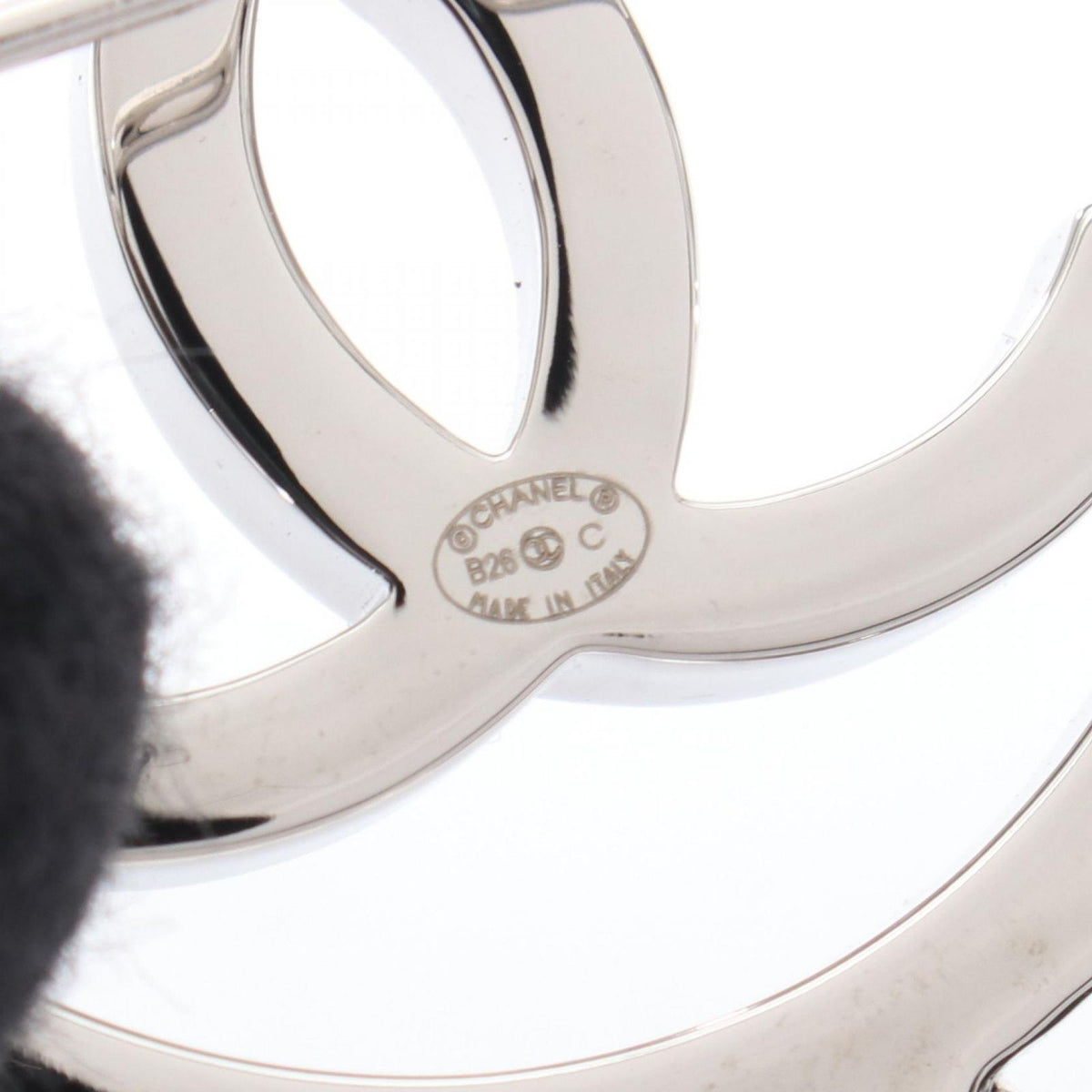 Chanel Brooch CC Logo Circle Black Leather — view 3