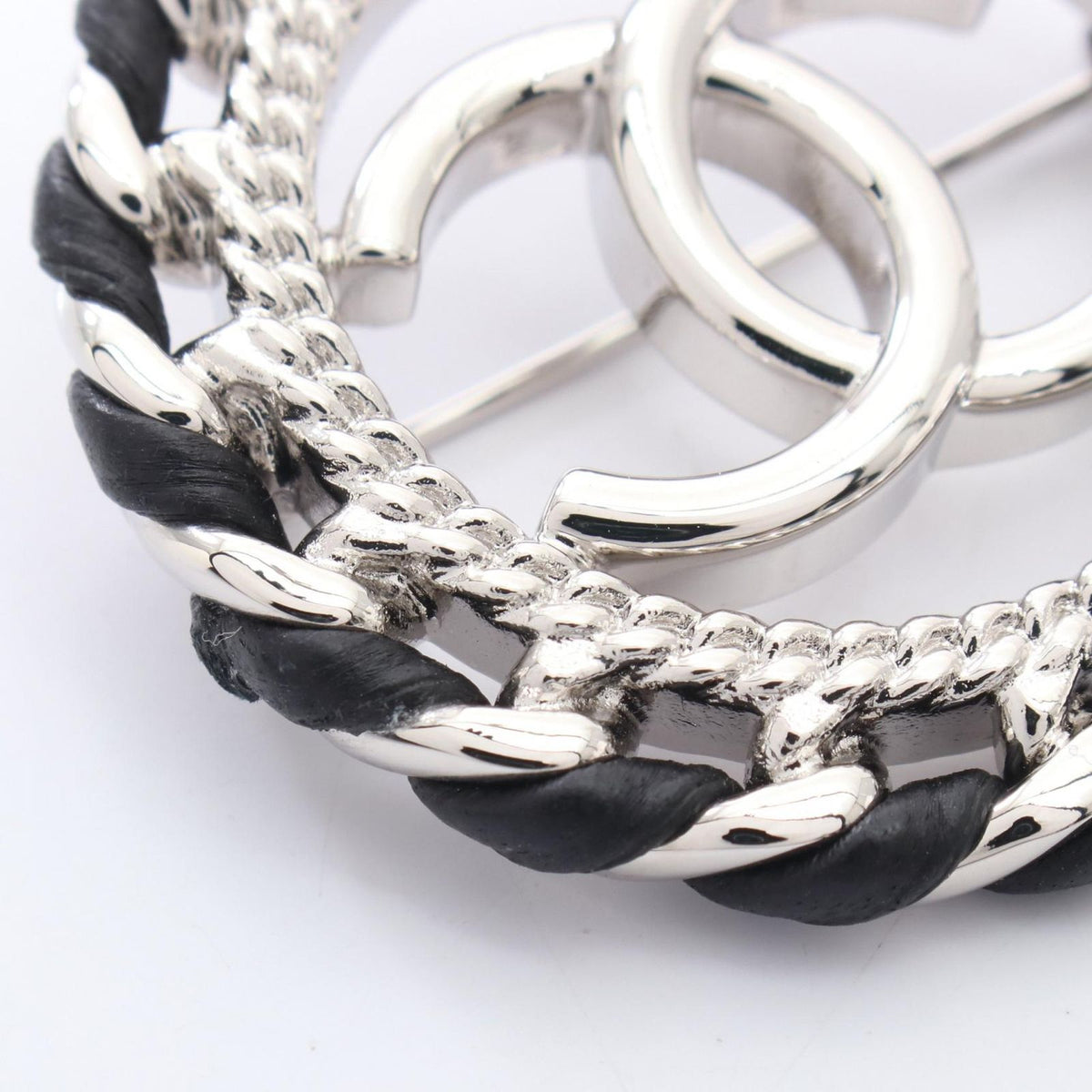 Chanel Brooch CC Logo Circle Black Leather — view 4