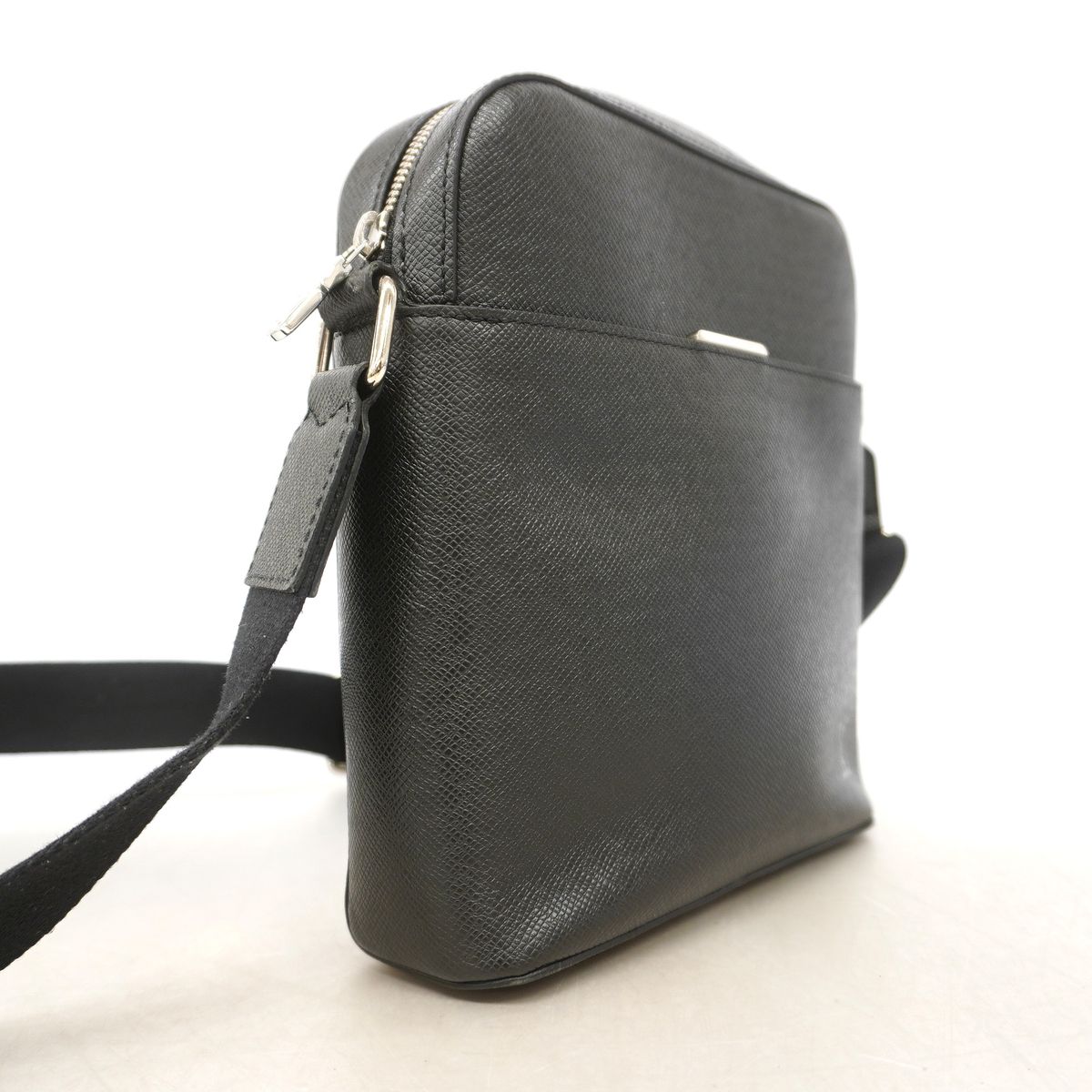 Louis Vuitton Shoulder Bag Taiga Anton Pochette Ardoise — view 2