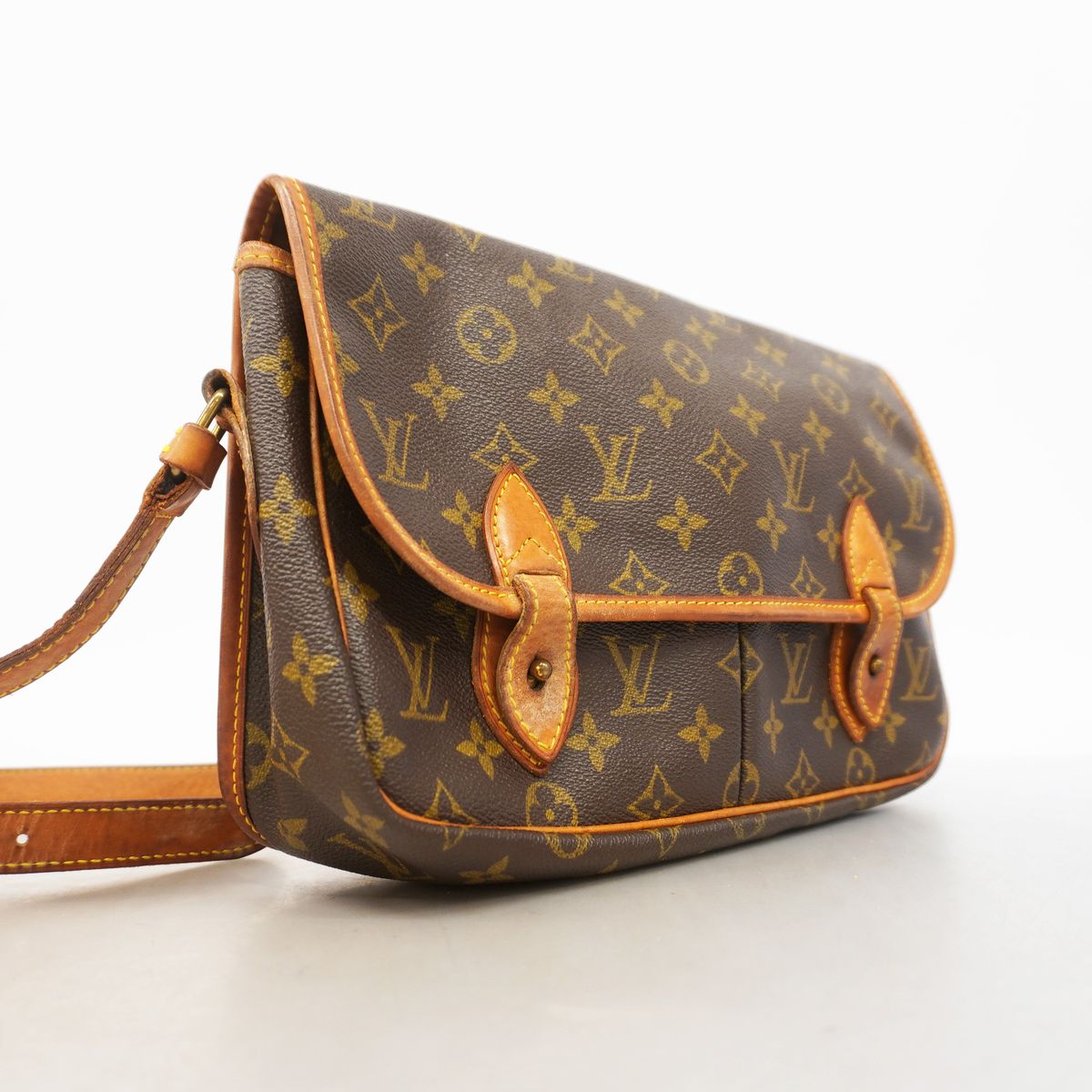 Louis Vuitton Shoulder Bag Monogram Gibeciere MM Brown — view 2