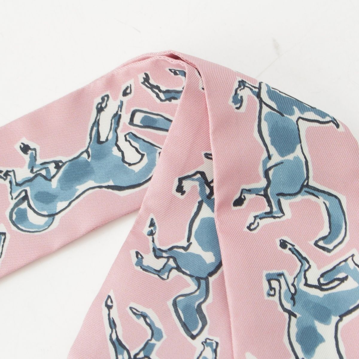 Hermes Twilly Freedom Horse Chevaux en Liberte Silk Scarf View Rose Blue Blanc — view 2