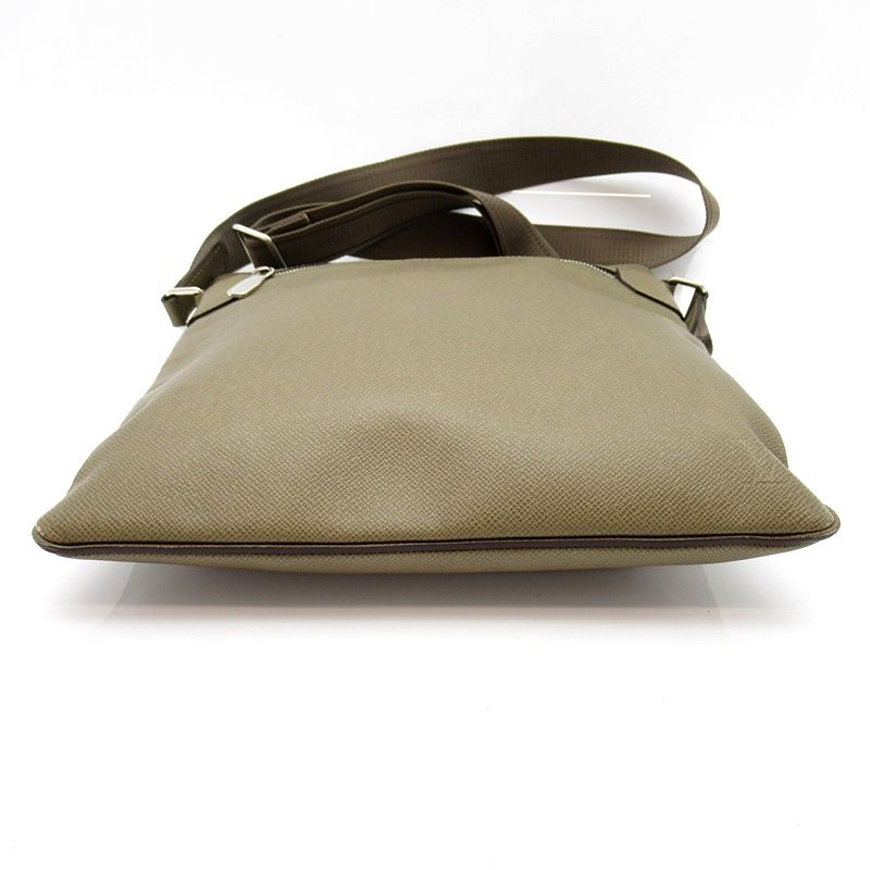Louis Vuitton Sacha Taiga Shoulder Bag Polaire — view 6