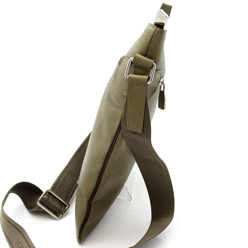 Louis Vuitton Sacha Taiga Shoulder Bag Polaire — view 5