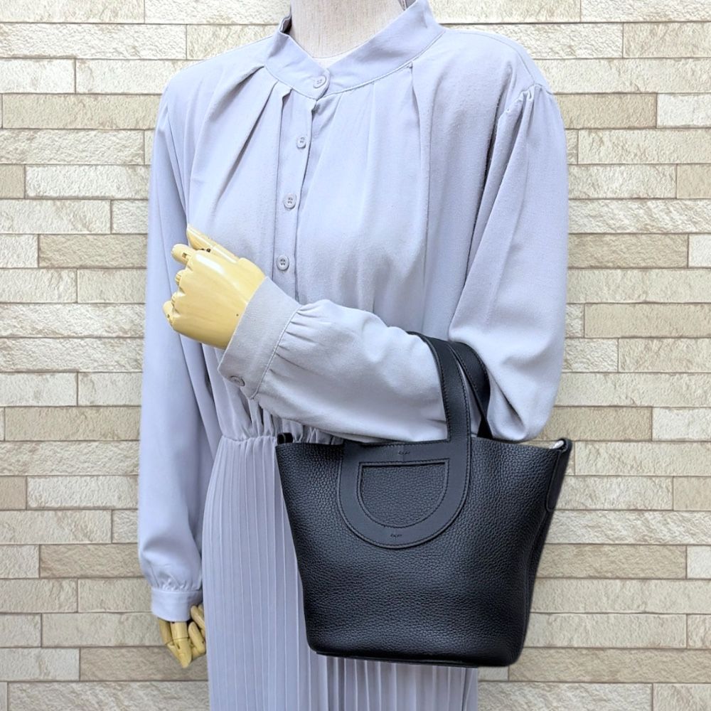Hermes in the Loop 18 Handbag Taurillon Clemence Black — view 2